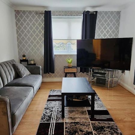 Spacious Ground Floor 2 Bedroom 2 Bathroom Flat In Hatfield Near Hertfordshire University Private Car Park Sleeps 5-6 Exterior foto