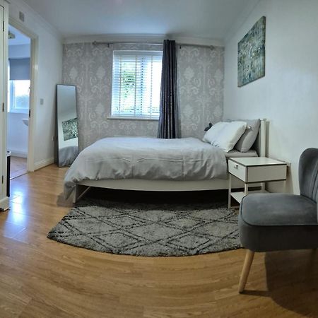 Spacious Ground Floor 2 Bedroom 2 Bathroom Flat In Hatfield Near Hertfordshire University Private Car Park Sleeps 5-6 Exterior foto
