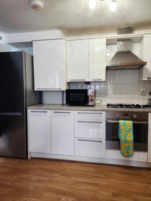 Spacious Ground Floor 2 Bedroom 2 Bathroom Flat In Hatfield Near Hertfordshire University Private Car Park Sleeps 5-6 Exterior foto