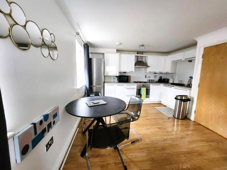 Spacious Ground Floor 2 Bedroom 2 Bathroom Flat In Hatfield Near Hertfordshire University Private Car Park Sleeps 5-6 Exterior foto