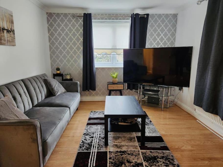 Spacious Ground Floor 2 Bedroom 2 Bathroom Flat In Hatfield Near Hertfordshire University Private Car Park Sleeps 5-6 Exterior foto