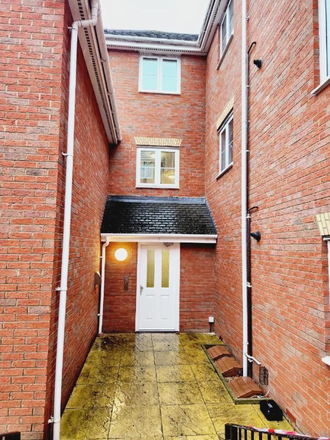 Spacious Ground Floor 2 Bedroom 2 Bathroom Flat In Hatfield Near Hertfordshire University Private Car Park Sleeps 5-6 Exterior foto