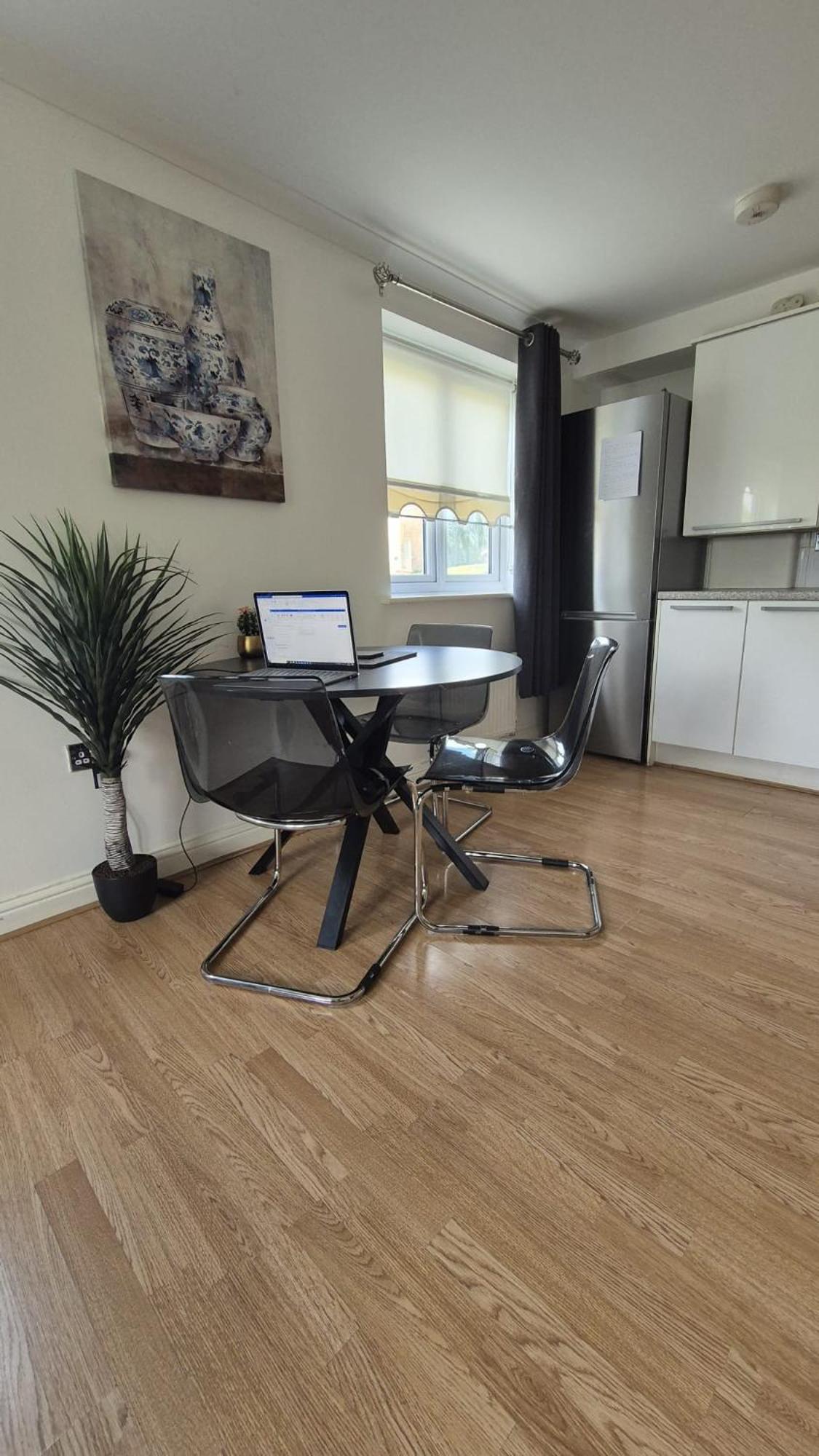 Spacious Ground Floor 2 Bedroom 2 Bathroom Flat In Hatfield Near Hertfordshire University Private Car Park Sleeps 5-6 Exterior foto
